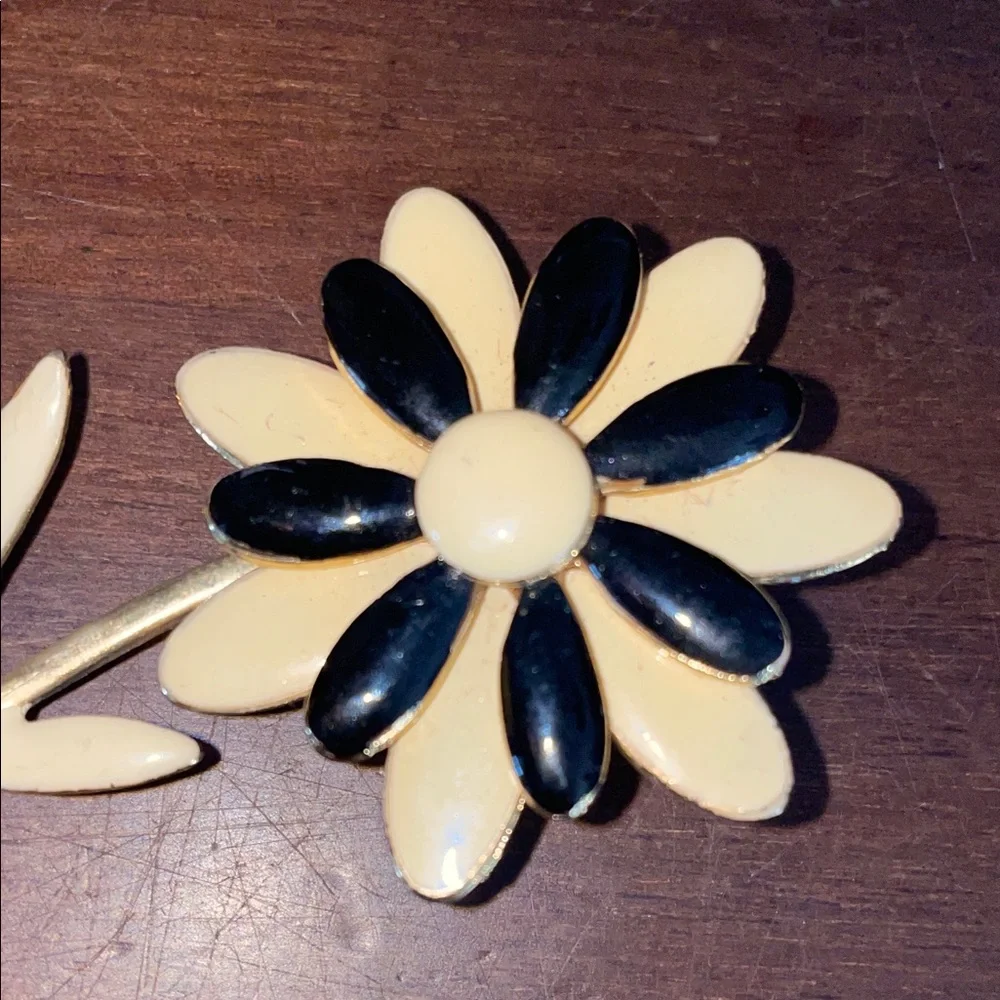 Vintage 60s Black and Cream Floral Brooch